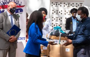 @germanyingambia: Some impressions of @EUinTheGambia #TeamEurope handing over protective equipment for frontline workers to @MohGambia.?Equipment produced locally in the #Gambia.?And production is ongoing. Big thanks? also to our partners.#Covid_19